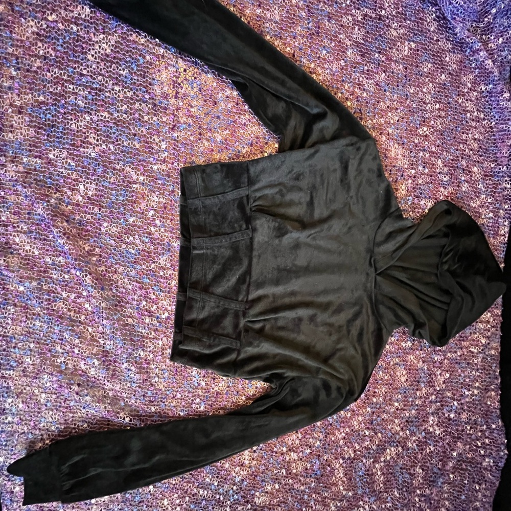 Chic Black Cropped Velvet Top with Hoodie